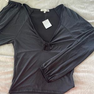 Black keyhole crop/long sleeve